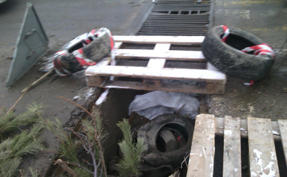«Майдан в Симферополе»: дорожники креативно «украсили» яму — фото